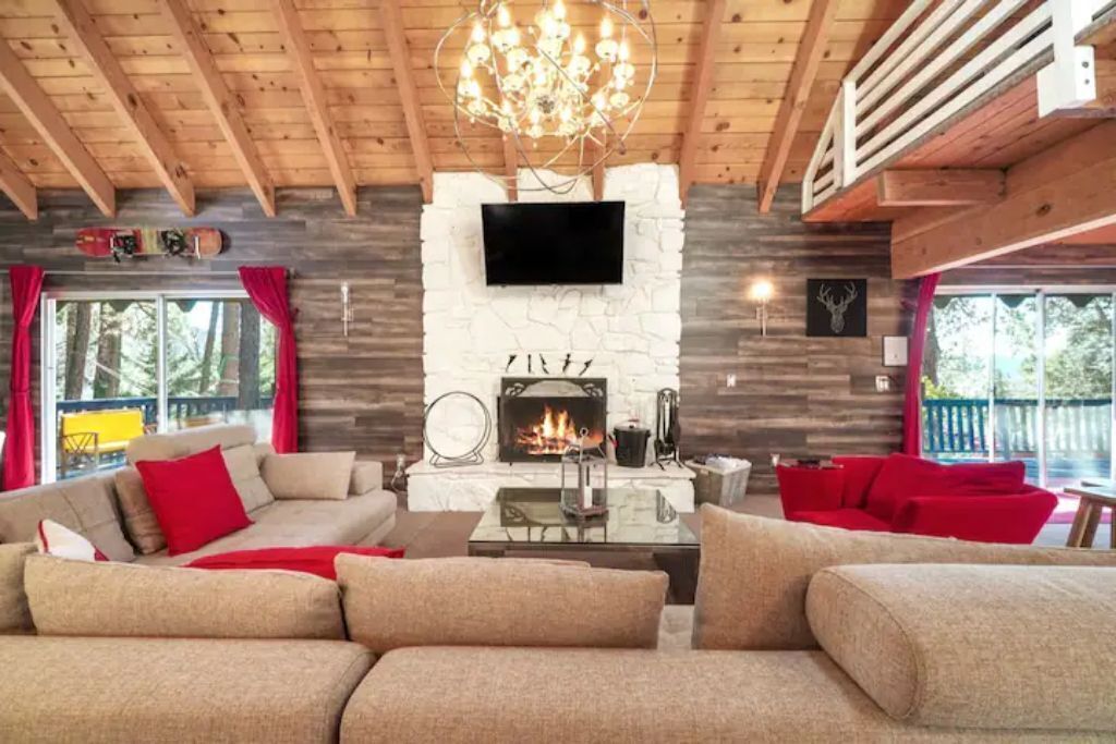 Fantasy Hideaway ~ Hot Tub! Summer Specials & Book NOW for Winter Season!!