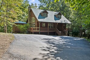 Exterior - Cozy Cabin Near Helen + Hot Tub + Fire Pit + Game Room + More (Cleveland)