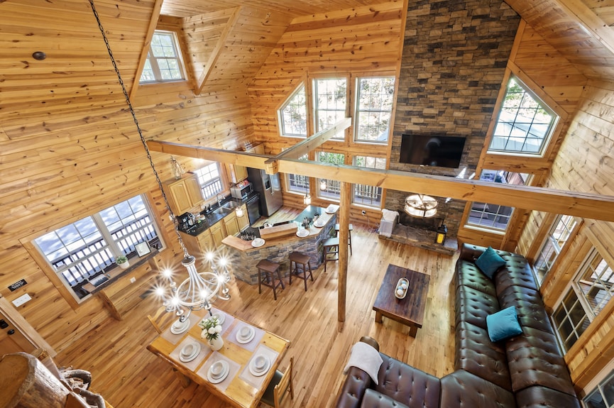 Relax Near Helen With 3 En-suites, Covered Hot Tub, Fire Pit & Pool Table - Lake Lanier, GA