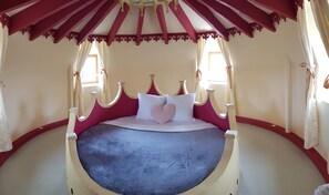 10 bedrooms, iron/ironing board, free WiFi, bed sheets
