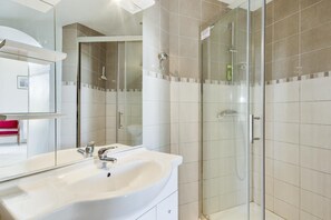 Duschwanne, Handtücher, Toilettenpapier