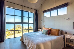 1 bedroom, desk, iron/ironing board, free WiFi - Loft & Workroom, Woodside Bay | Be My Guest (Auckland)