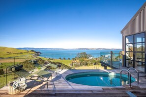 Outdoor pool - Loft & Workroom, Woodside Bay | Be My Guest (Auckland)