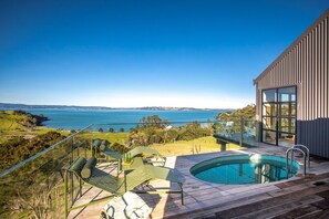 Outdoor pool - Loft & Workroom, Woodside Bay | Be My Guest (Auckland)