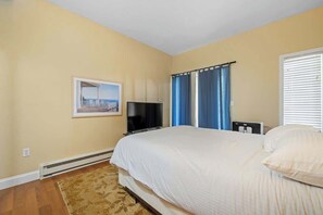 2 bedrooms, desk, iron/ironing board, WiFi