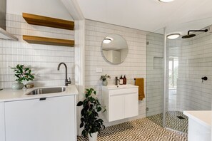 Dusche, Haartrockner, Handtücher, Seife