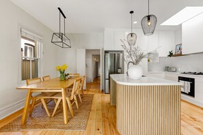 Dining - Luna Residence close to Sydney Harbor (North Sydney)