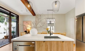 Fridge, microwave, oven, dishwasher - Luna Residence close to Sydney Harbor (North Sydney)