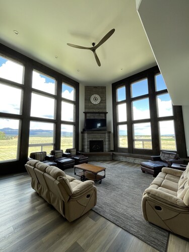 NEW~Custom 3 Master Suites~Waterfront Community~Near Yellowstone~AC~Hot tub~Wifi