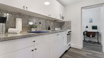 City Duplex, 2 Bedrooms, Non Smoking, Kitchen | Private kitchen | Coffee/tea maker