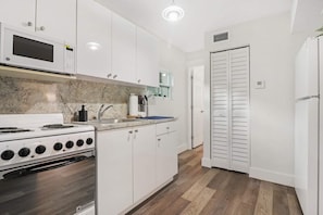 Comfort Duplex, 2 Bedrooms, Non Smoking, Ground Floor | Private kitchen | Coffee/tea maker - Wynwood Apartments (Miami)