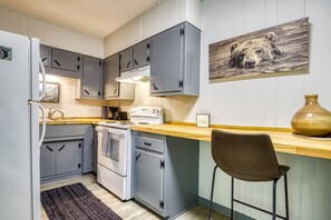 Fridge, microwave, oven, stovetop - Bear Theme Suite With King Bed and Private Hot Tub (Gatlinburg)