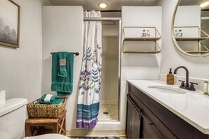 Hair dryer - Bear Theme Suite With King Bed and Private Hot Tub (Gatlinburg)