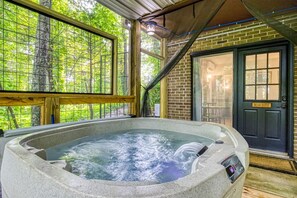 Interior - Bear Theme Suite With King Bed and Private Hot Tub (Gatlinburg)
