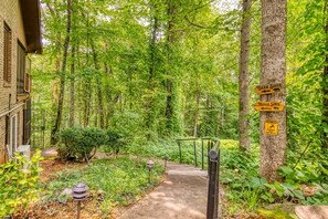Property grounds - Bear Theme Suite With King Bed and Private Hot Tub (Gatlinburg)