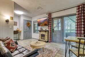 TV, fireplace - Bear Theme Suite With King Bed and Private Hot Tub (Gatlinburg)