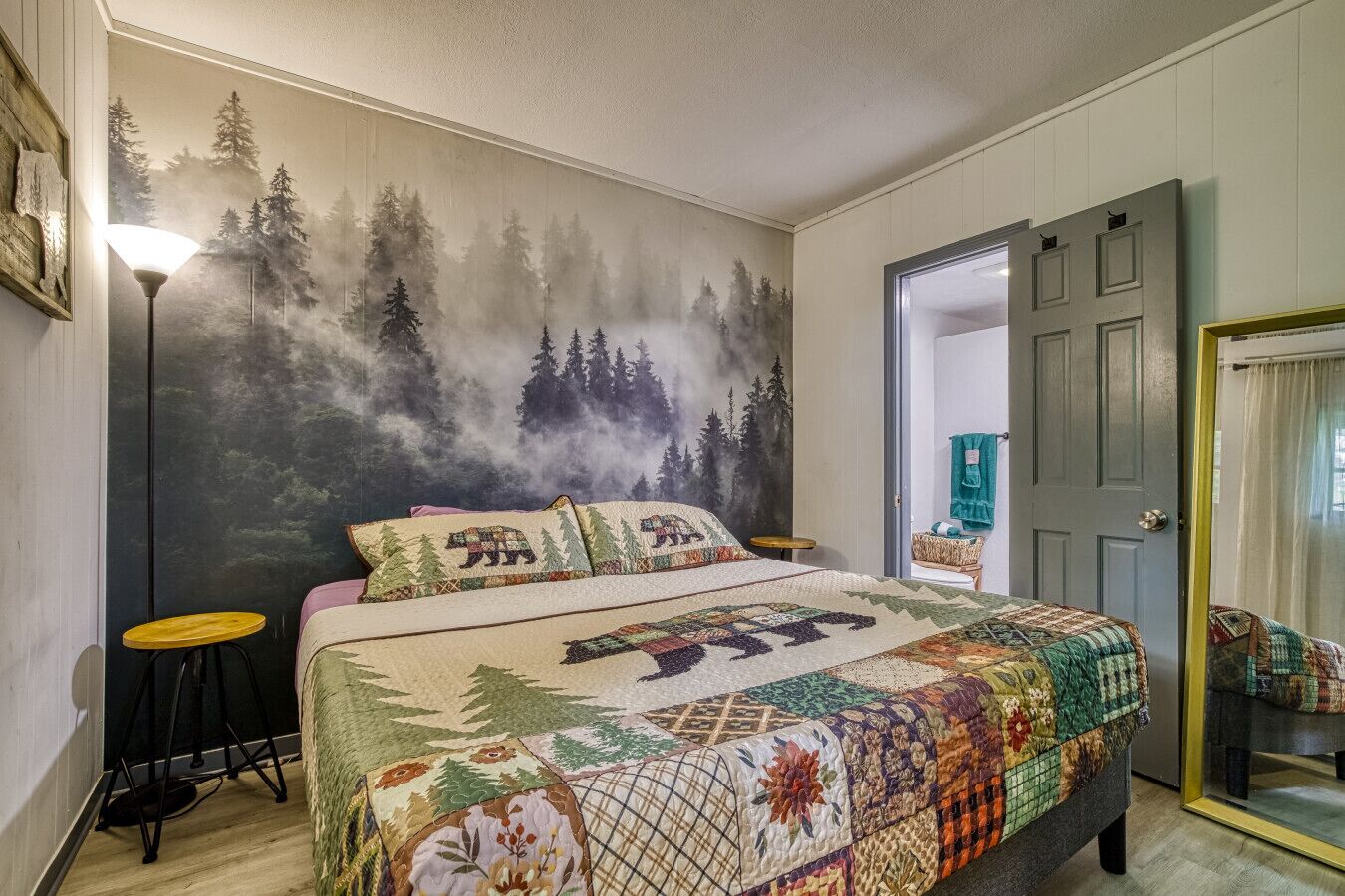 1 bedroom, desk, iron/ironing board, WiFi