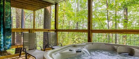 Outdoor spa tub