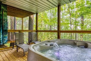 Outdoor spa tub - Bear Theme Suite With King Bed and Private Hot Tub (Gatlinburg)