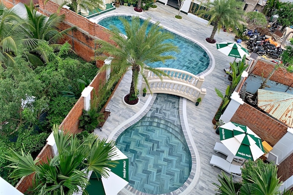 Hồ bơi ngoài trời