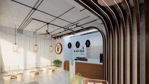 Een modern interieur met een receptiebalie, een zithoek en een plafond met zichtbare balken en hanglampen.