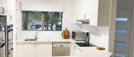 Refrigerador, microondas, horno y parrilla de estufa