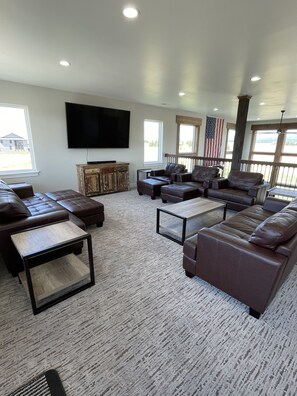 Smart TV, chimenea, videojuegos y reproductor de DVD 