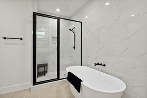 Ensemble douche/baignoire, sèche-cheveux, serviettes fournies, savon