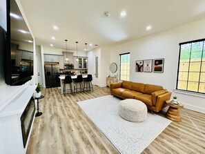 Smart-TV, Kamin, Stereoanlage