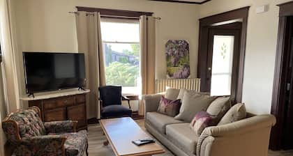 Wisteria House sleeps 8, book for 6-8 guests, receive 10% discount