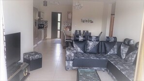 Smart TV, DVD player - 3 Bedrooms Cozy Getaway Appartment (Flic en Flac)