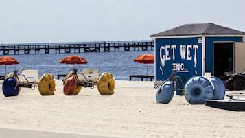 Beach nearby, sun loungers, beach towels