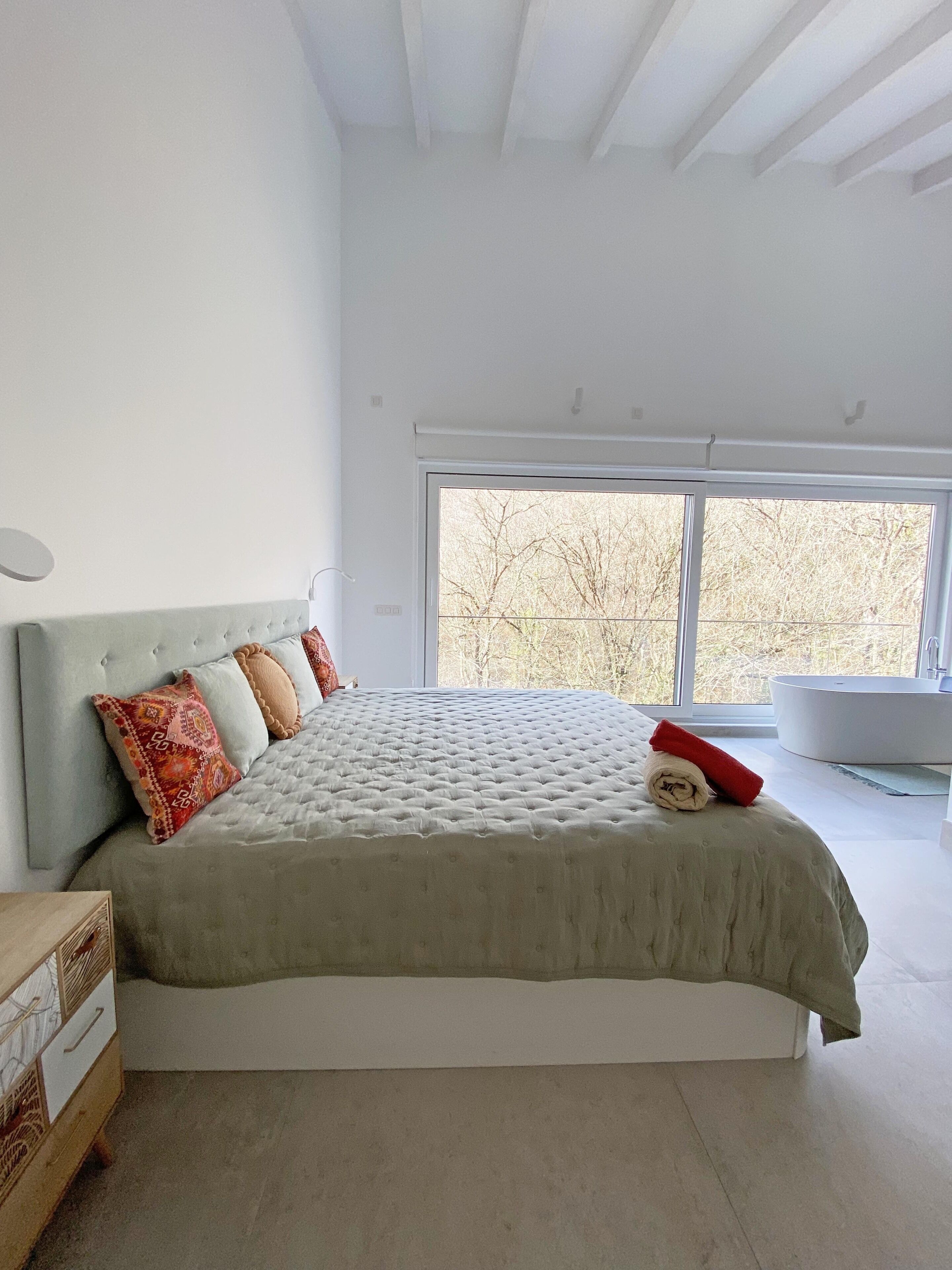 2 slaapkamers, een bureau, een strijkplank/strijkijzer, reisbedje