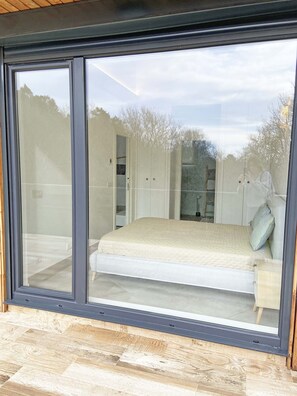 2 chambres, bureau, fer et planche à repasser, lit parapluie