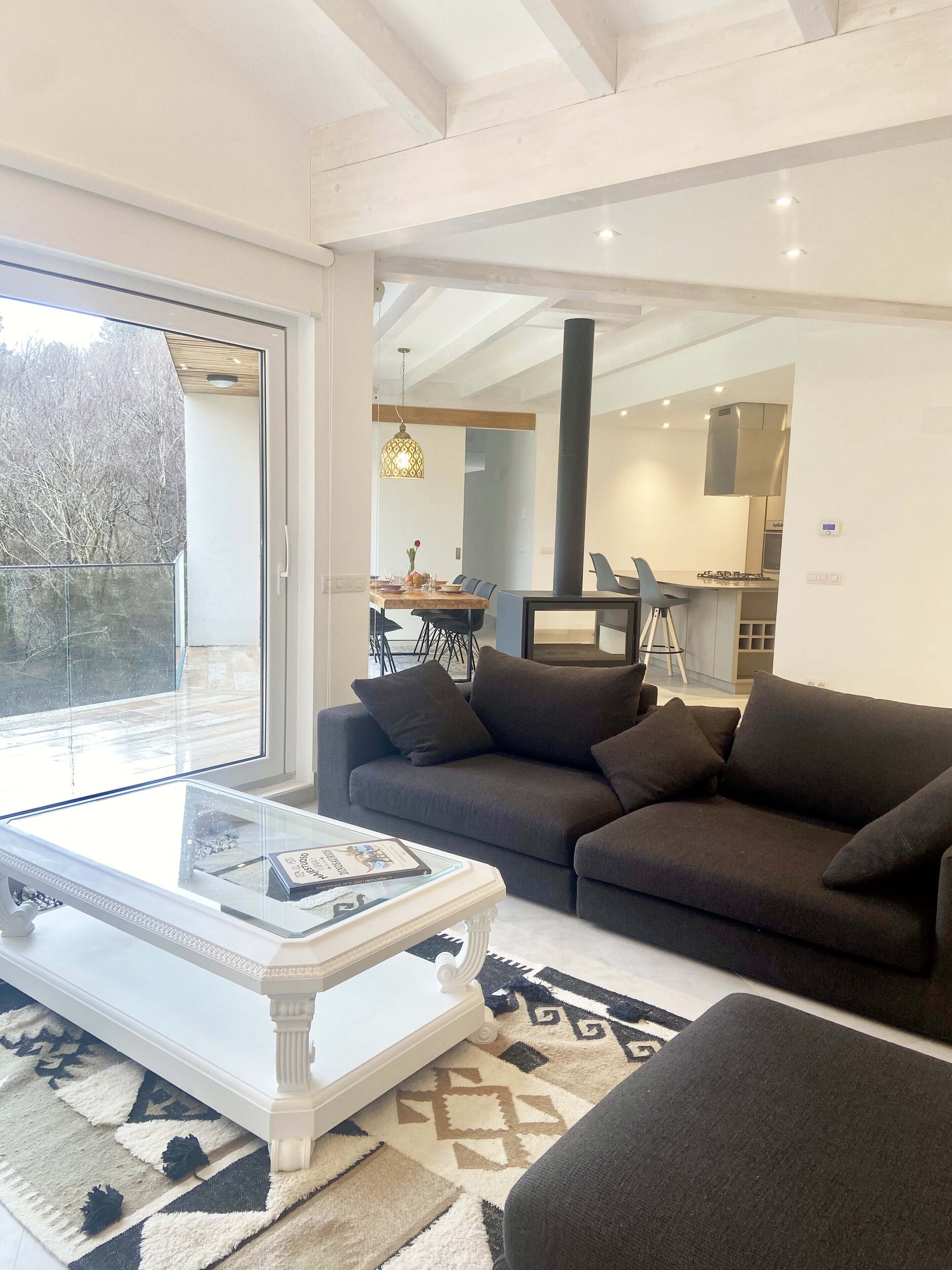 Een smart-tv, een open haard, boeken en een computerscherm