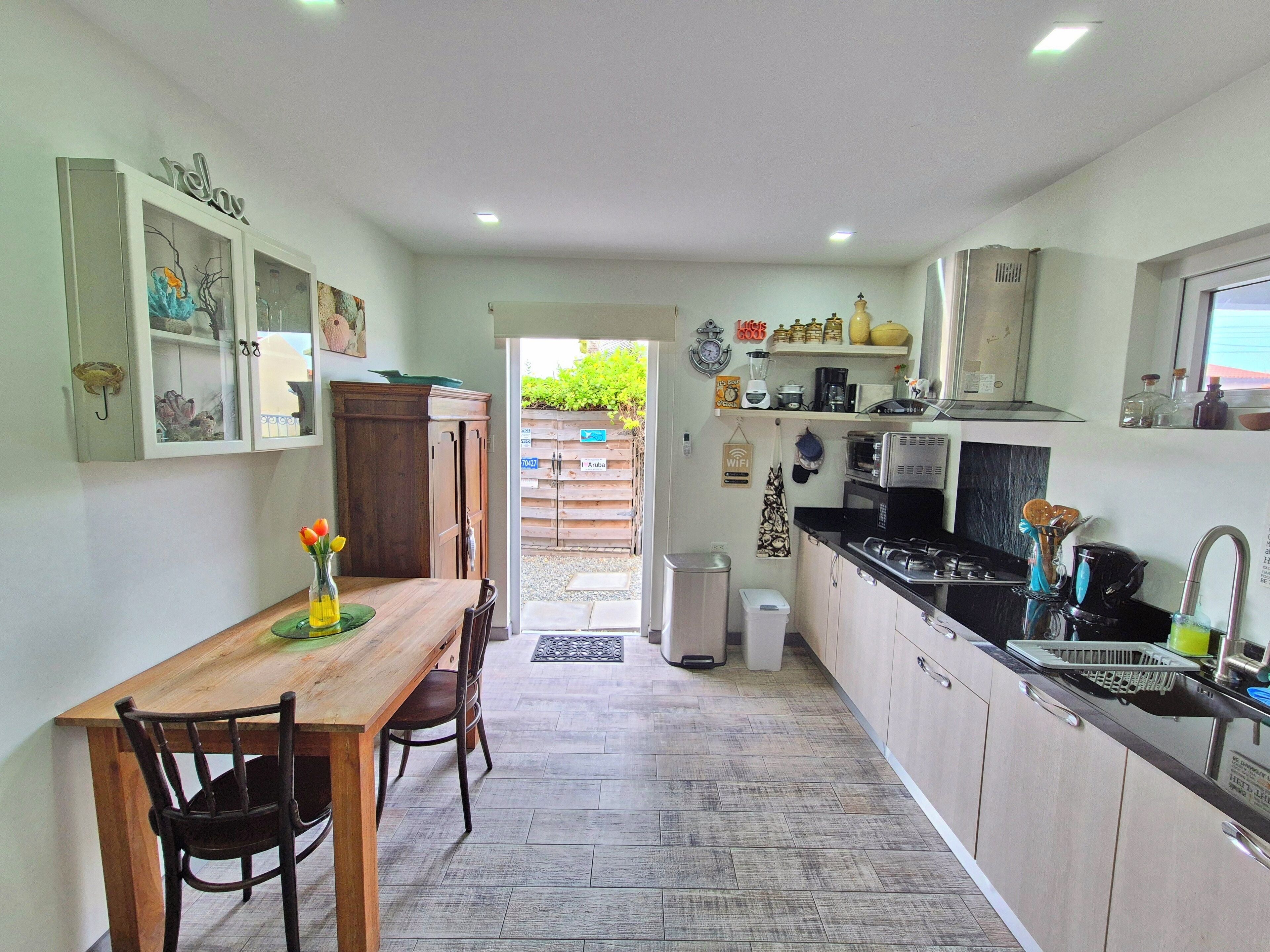 Een koelkast, een microgolfoven, een oven, een kookplaat