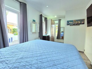1 chambre, coffre-fort, fer et planche Ă repasser