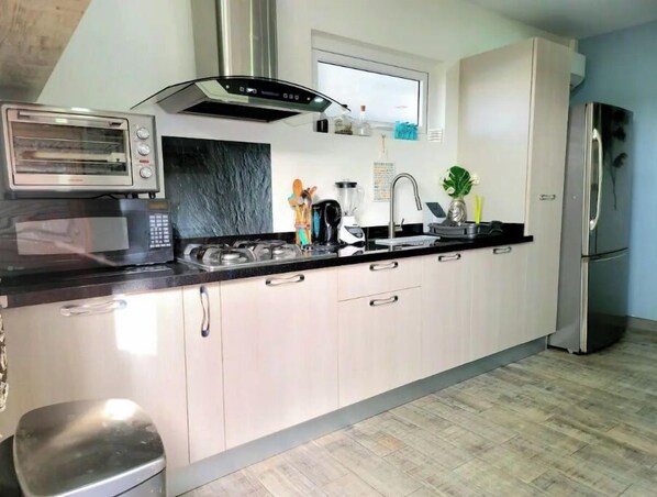 Fridge, microwave, oven, stovetop