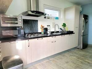 Een koelkast, een microgolfoven, een oven, een kookplaat