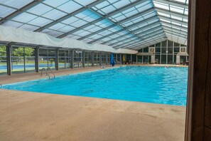 Una piscina techada, una piscina al aire libre