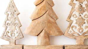 Three wooden Christmas trees of varying sizes on a shelf. - Italianway - Piandelvino 35 - Ortles - apt 4 (Valdidentro)