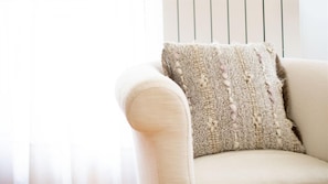 A beige armchair with a textured throw pillow. - Italianway - Piandelvino 35 - Ortles - apt 4 (Valdidentro)