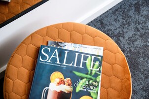 Una revista titulada 'SALIFE' con una portada que muestra una bebida y texto sobre chocolate con Jaffa y recetas de cítricos.