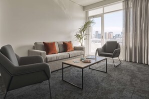 Superior Studio, 1 King Bed | Minibar, in-room safe, desk, iron/ironing board - Hotel Alba Adelaide (Adelaide)