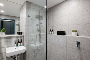 Dusche, Regendusche, Haartrockner, Handtücher