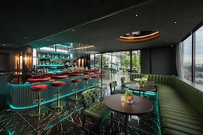 Bar (on property) - MAY DE VILLE Crown Hotel (Hanoi)