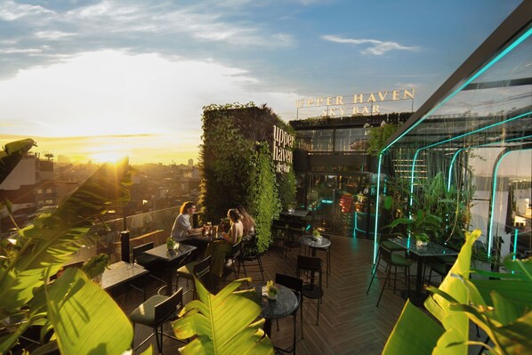 Bar (on property) - MAY DE VILLE Crown Hotel (Hanoi)