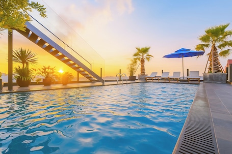 室外游泳池,日光浴躺椅