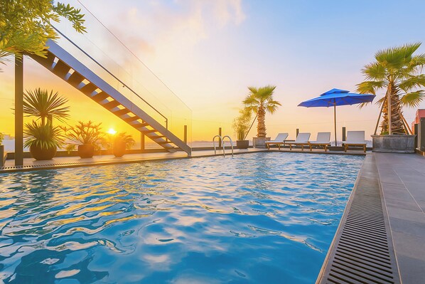 Piscina a l'aire lliure i gandules 