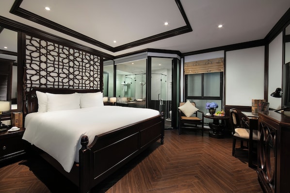 Deluxe Double Internal Window | Premium bedding, minibar, in-room safe, individually decorated - MAY DE VILLE Crown Hotel (Hanoi)